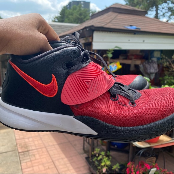 KYRIES FLYTRAP 3 - Picture 2 of 8